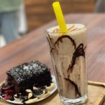 نوشیدنی و کیک خیس شکلاتی